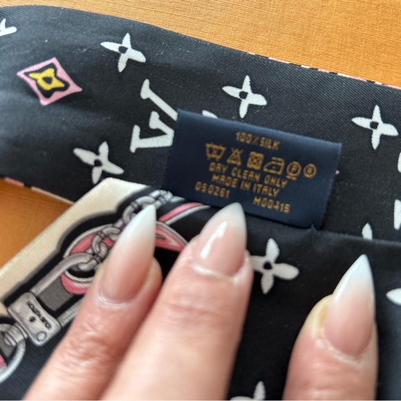 Brand New Louis Vuitton Twilly Wild at Heart Collection - Picture 2 of 7